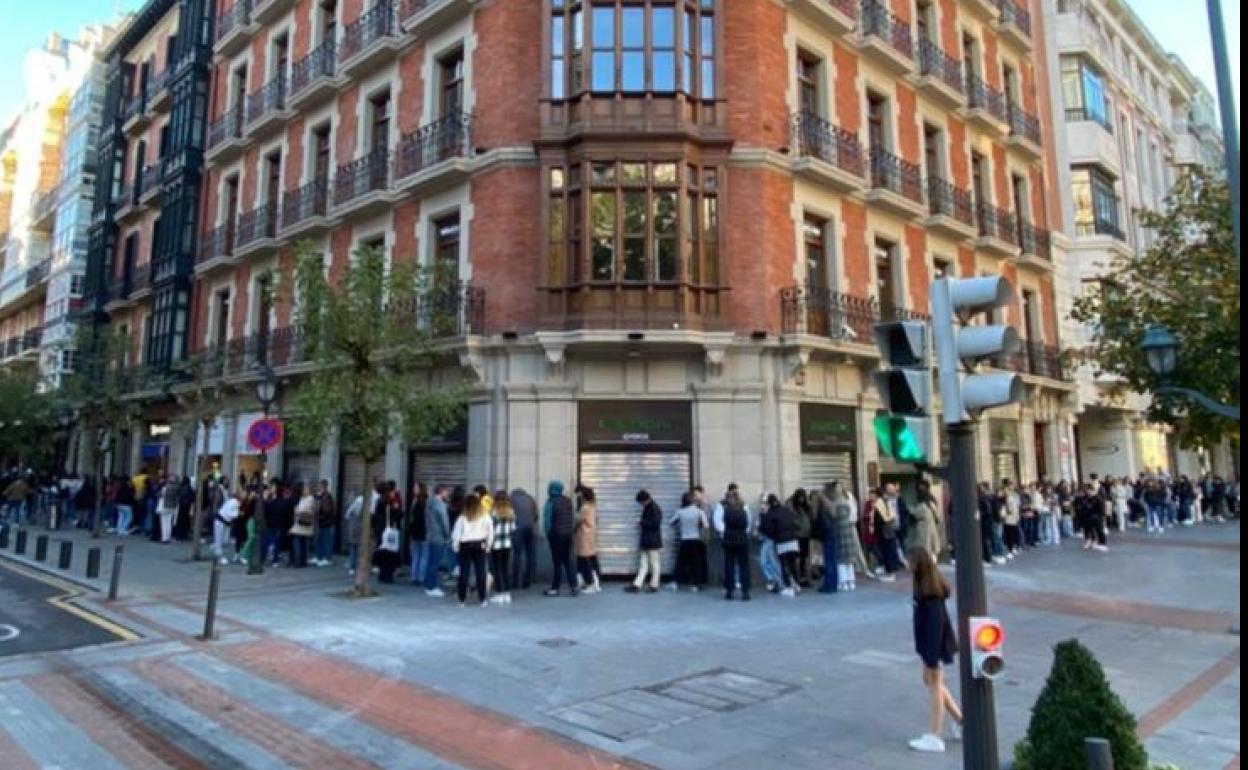Colas de 200 metros para acceder a Blue Banana Brand la marca de